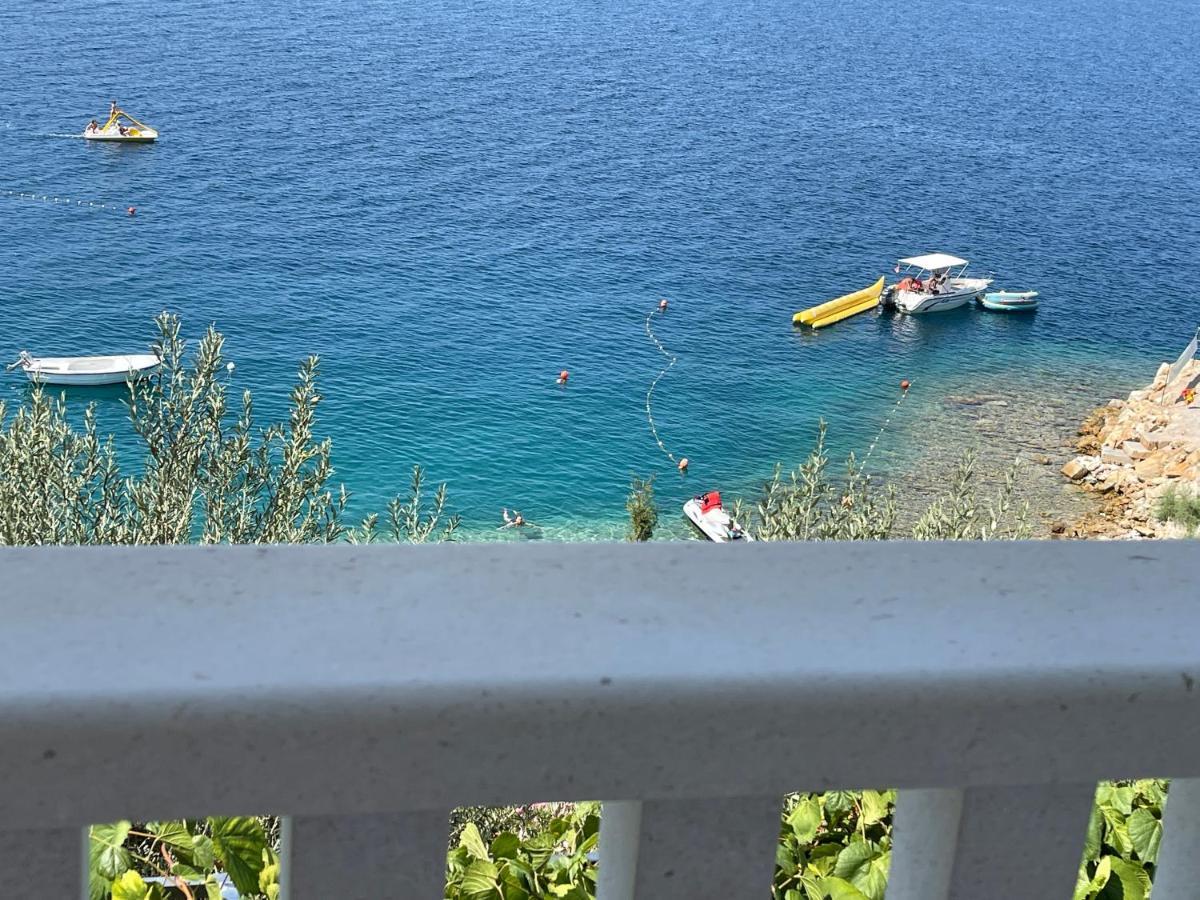 Apartments Lozina On The Beach Omis Bagian luar foto