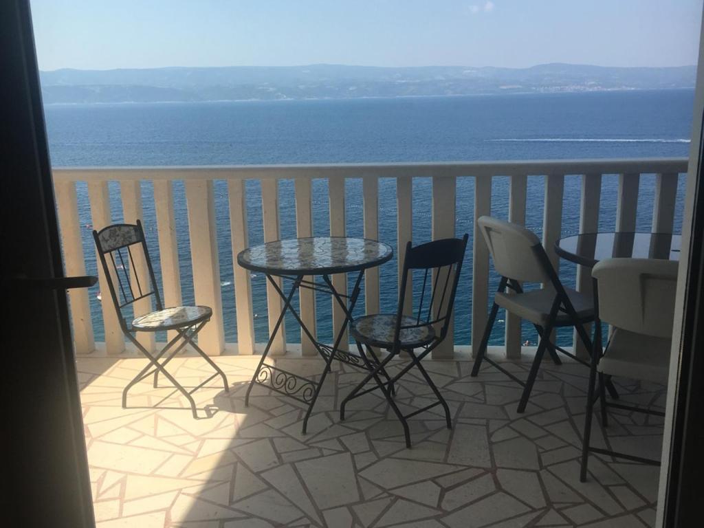Apartments Lozina On The Beach Omis Bagian luar foto