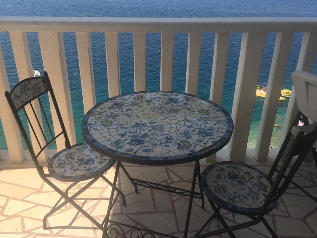 Apartments Lozina On The Beach Omis Bagian luar foto