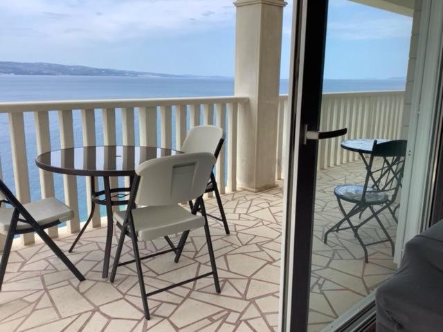 Apartments Lozina On The Beach Omis Bagian luar foto