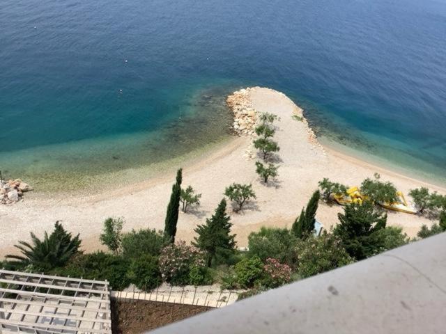 Apartments Lozina On The Beach Omis Bagian luar foto