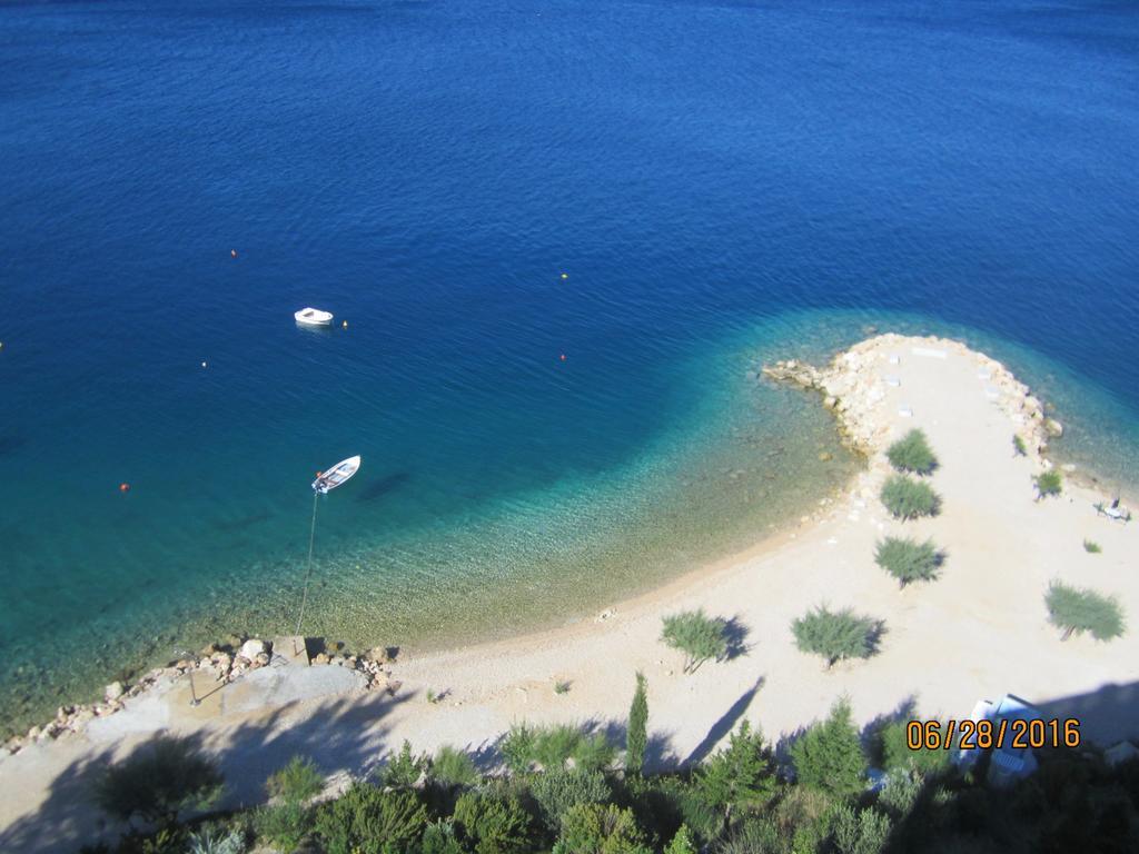 Apartments Lozina On The Beach Omis Bagian luar foto